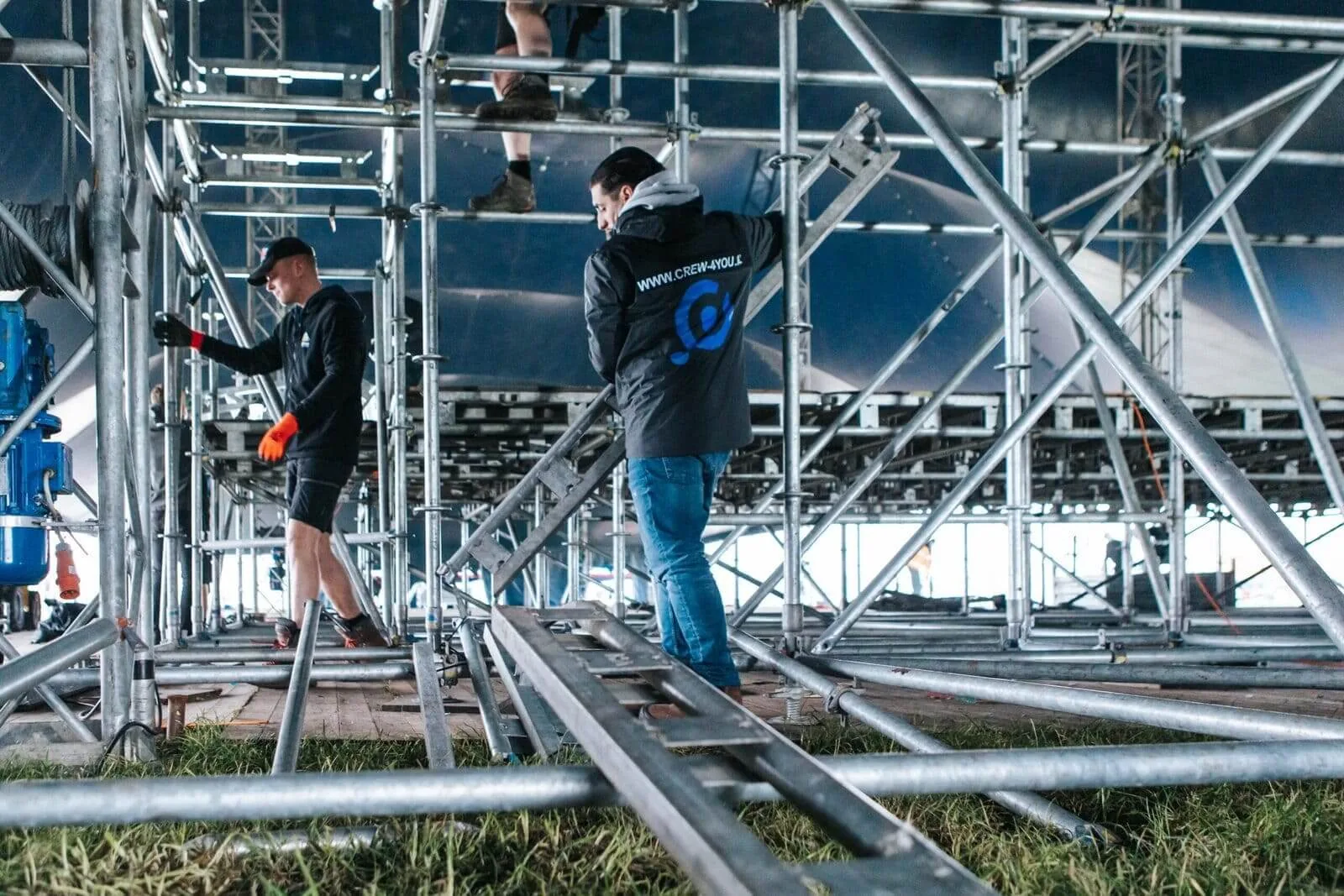 Crew van Crew-4You werkt aan een constructie tijdens de opbouw van een evenement